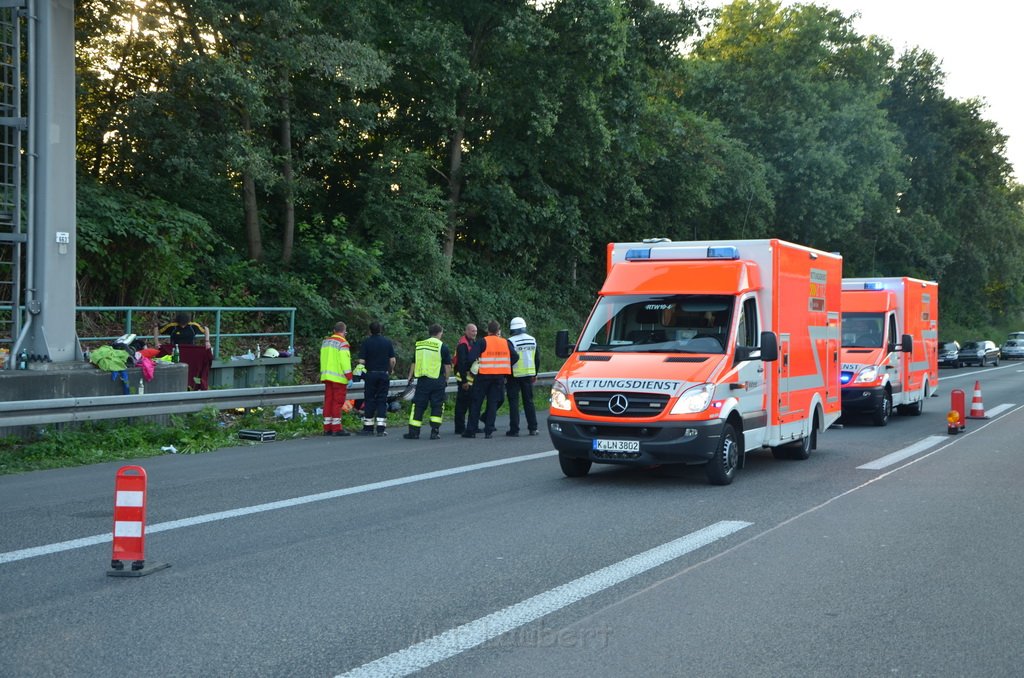 Einsatz BF Koeln Klimaanlage Reisebus defekt A 3 Rich Koeln hoehe Leverkusen P111.JPG